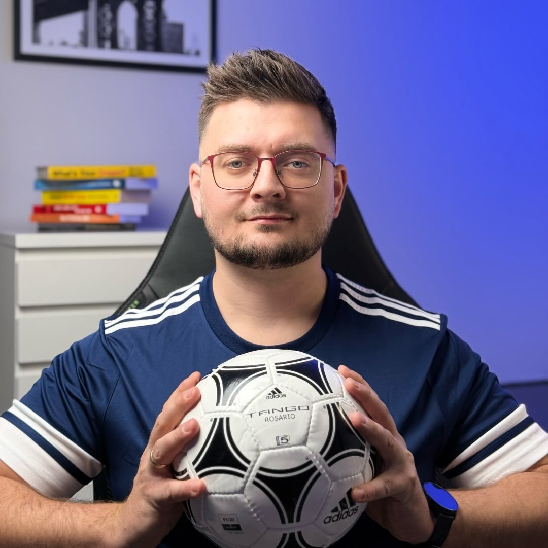 Marcin Haładuda trzymający piłkę